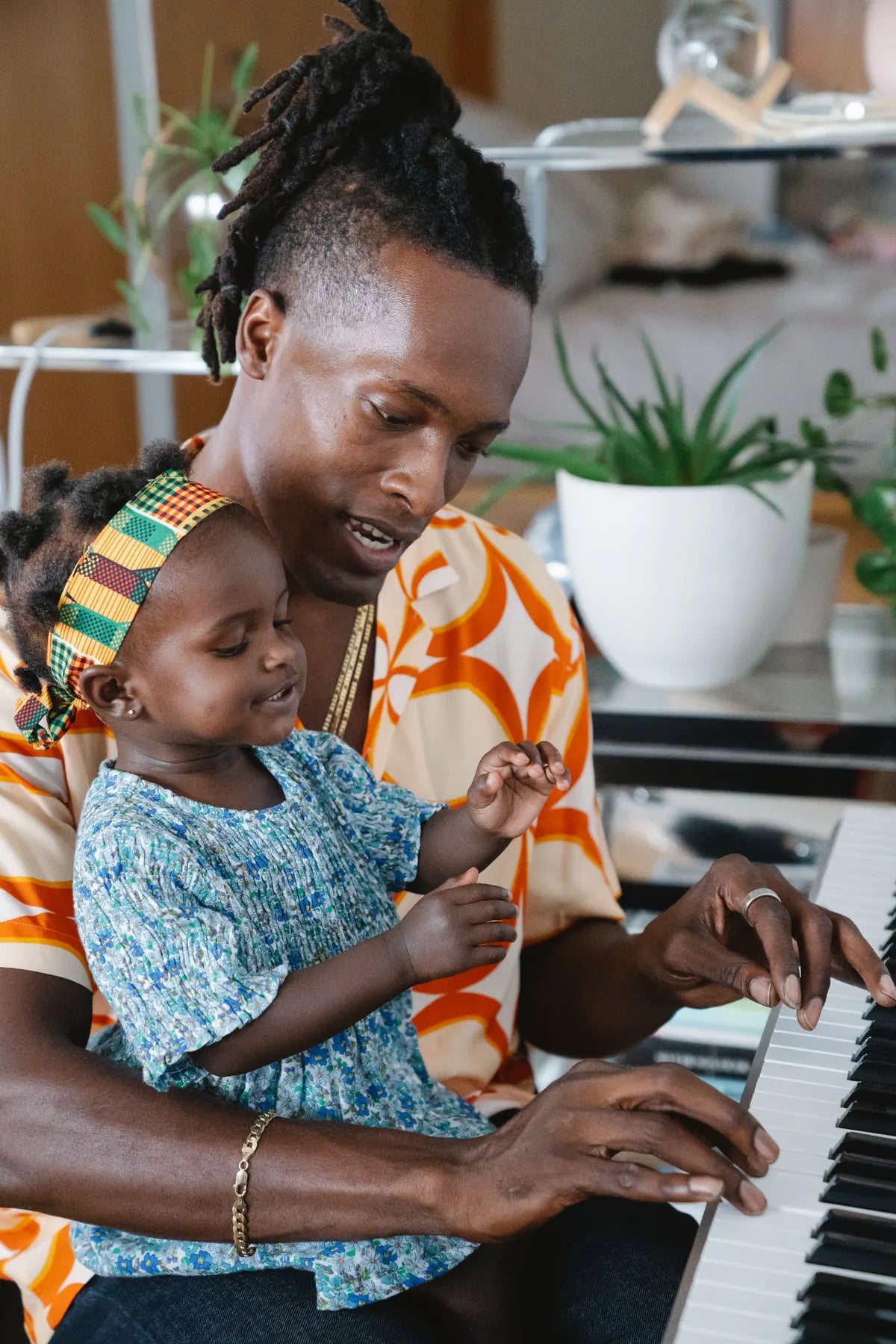 Papá y su hija tocando el piano juntos