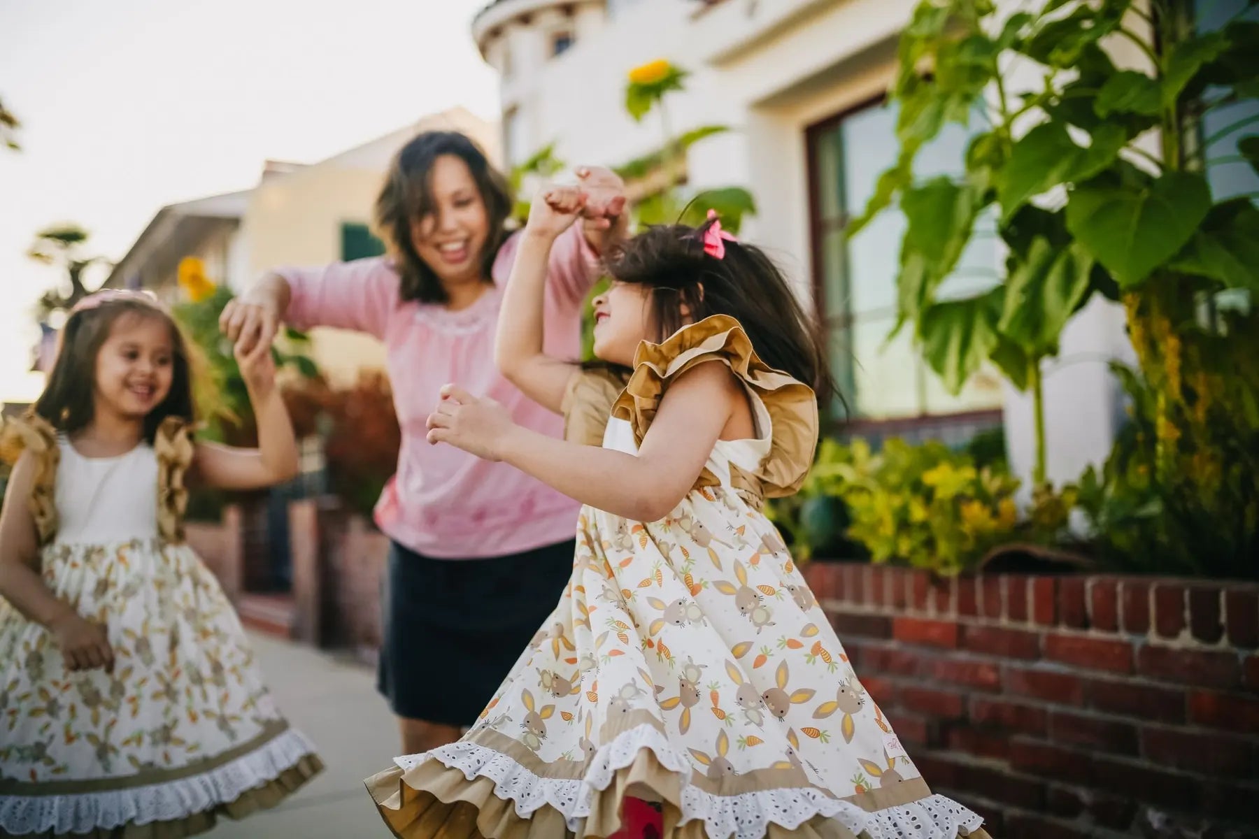 Mamá bailando con sus hijas